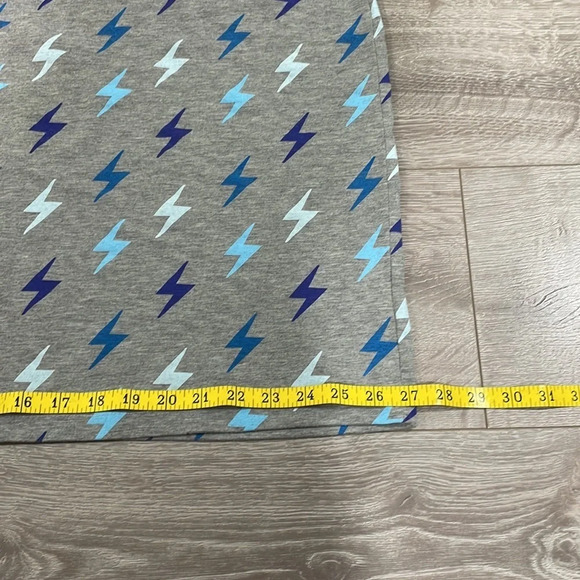 Itzy Ritzy Mom Boss 4 in 1 multi-use car seat cover nursing cover Lightening - Picture 4 of 13